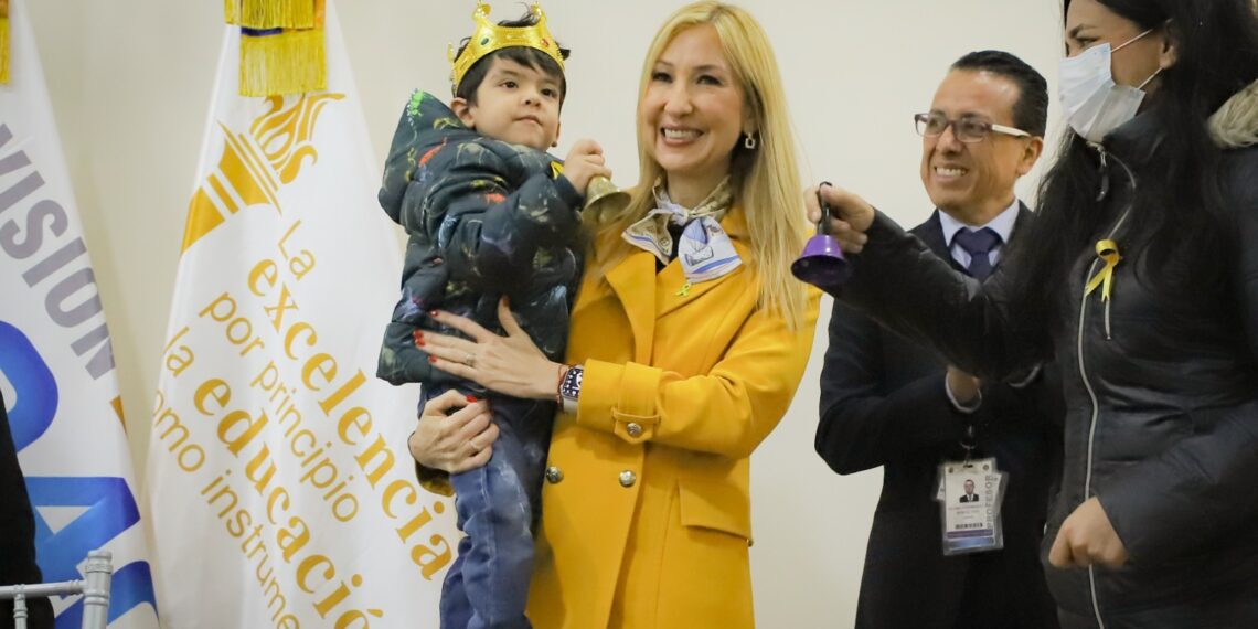 Tocan campana dos menores del programa de cobertura universal contra el cáncer infantil