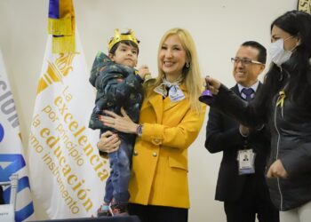 Tocan campana dos menores del programa de cobertura universal contra el cáncer infantil