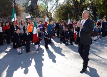 Alumnos celebran el Día de la Bandera en Guadalupe
