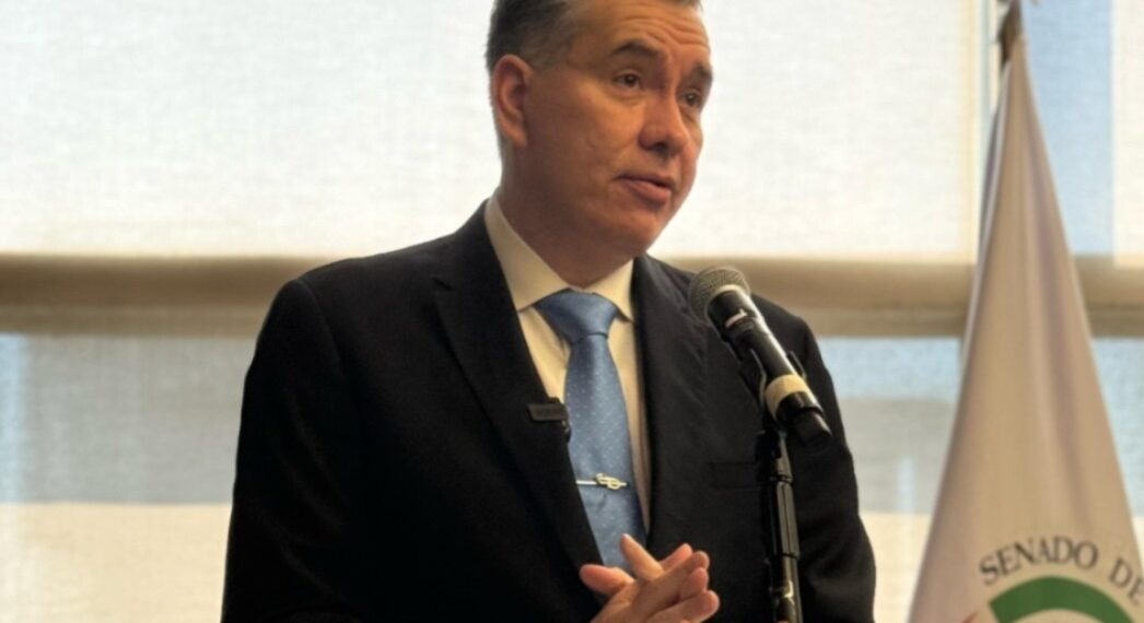 Waldo Fernández impulsa seguros médicos accesibles para adultos mayores