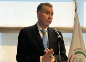 Waldo Fernández impulsa seguros médicos accesibles para adultos mayores