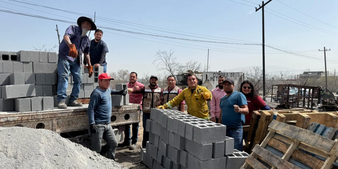Manuel Guerra apoya a adulta mayor tras incendio de su hogar