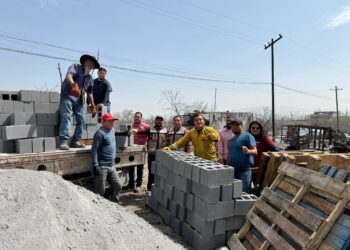 Manuel Guerra apoya a adulta mayor tras incendio de su hogar