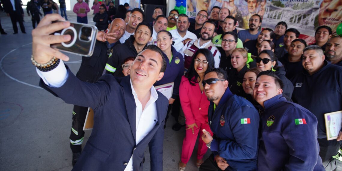 Manuel Guerra Cavazos rinde homenaje a los combatientes del incendio en García