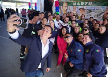 Manuel Guerra Cavazos rinde homenaje a los combatientes del incendio en García