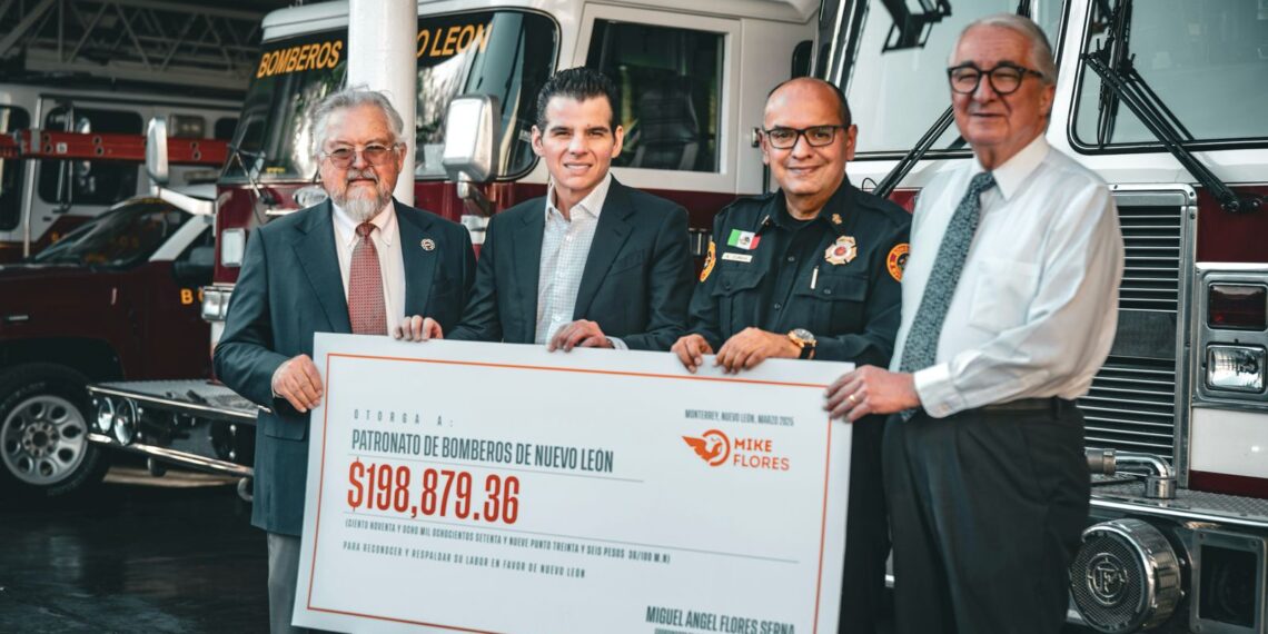 Miguel Flores entrega donativo a Bomberos de Nuevo León