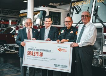 Miguel Flores entrega donativo a Bomberos de Nuevo León
