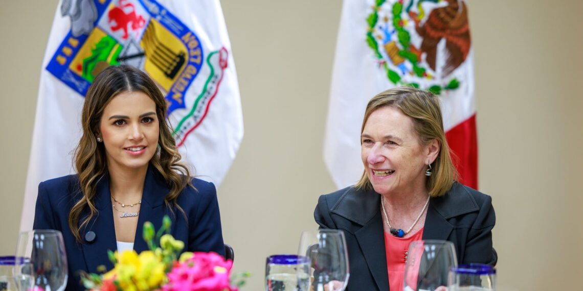 Lorena de la Garza dialoga con franceses sobre medio ambiente y equidad