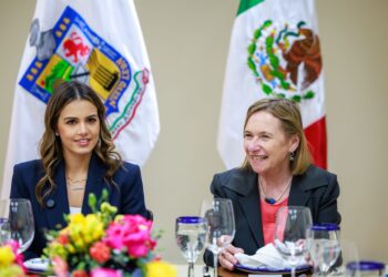 Lorena de la Garza dialoga con franceses sobre medio ambiente y equidad