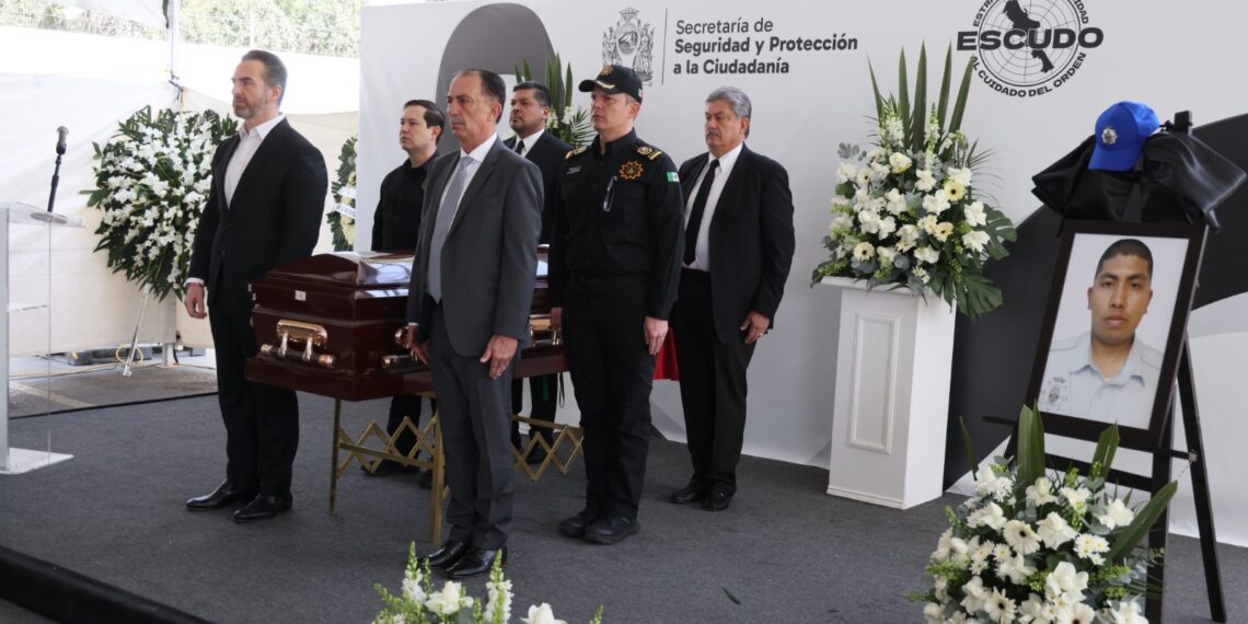 Gobierno de Monterrey rinde homenaje a policía caído en cumplimiento de su deber