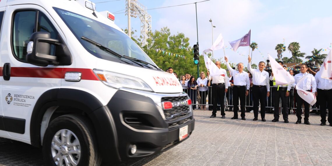 Entrega Américo 16 nuevas ambulancias al sector salud