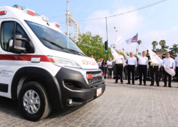 Entrega Américo 16 nuevas ambulancias al sector salud