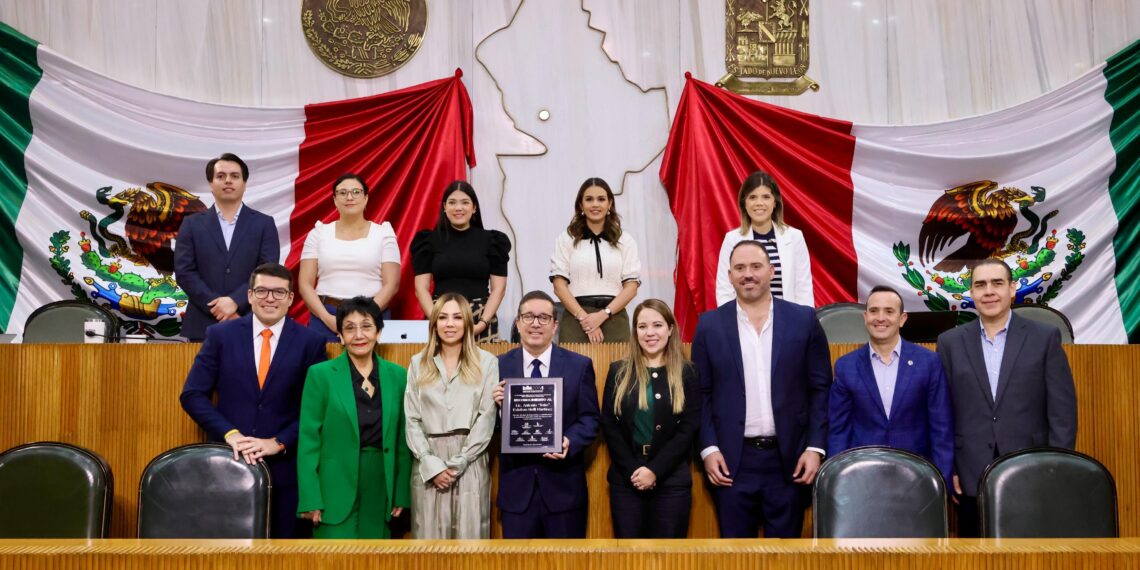 Toño Nelli recibe reconocimiento del Congreso de NL