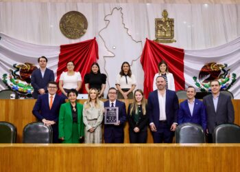 Toño Nelli recibe reconocimiento del Congreso de NL