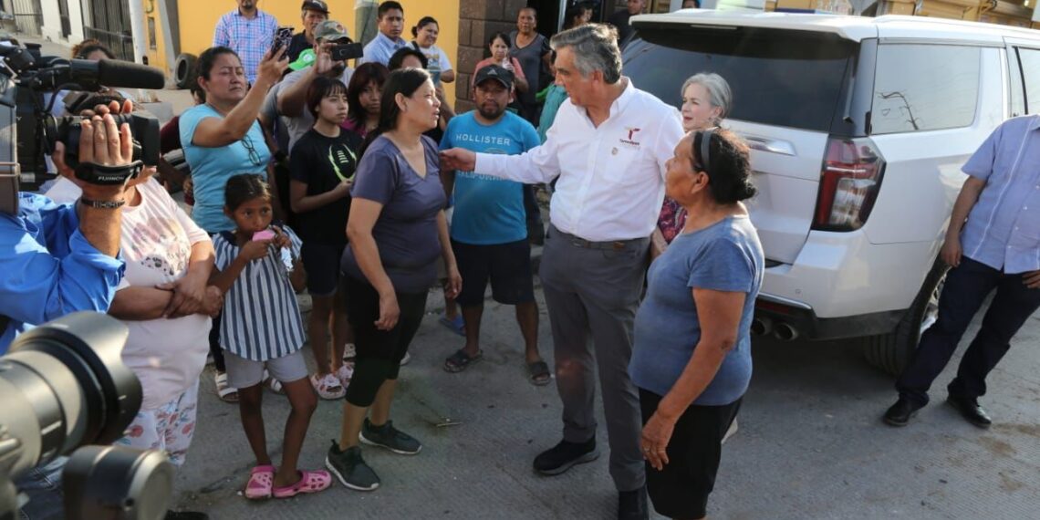 Américo Villarreal recorre zona afectada por la lluvia en Reynosa