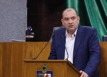 Aprueban reforma para apoyar a adultos mayores con menores a su cargo