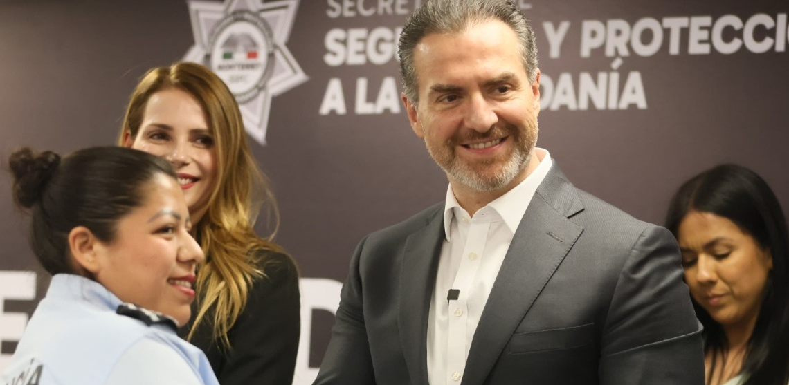 Adrián de la Garza reconoce a policías capacitados con entrega de constancias