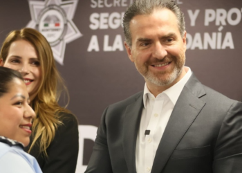 Adrián de la Garza reconoce a policías capacitados con entrega de constancias