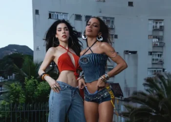 Kenia Os y Anitta prenden fuego a la pista con “En 4”