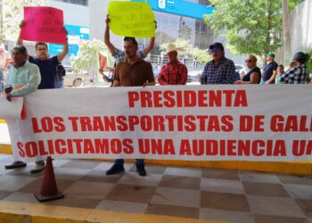 Habitantes de Galeana exigen liberar a camioneros detenidos