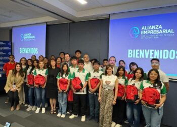 CAINTRA entrega computadoras a estudiantes técnicos como parte de su compromiso educativo