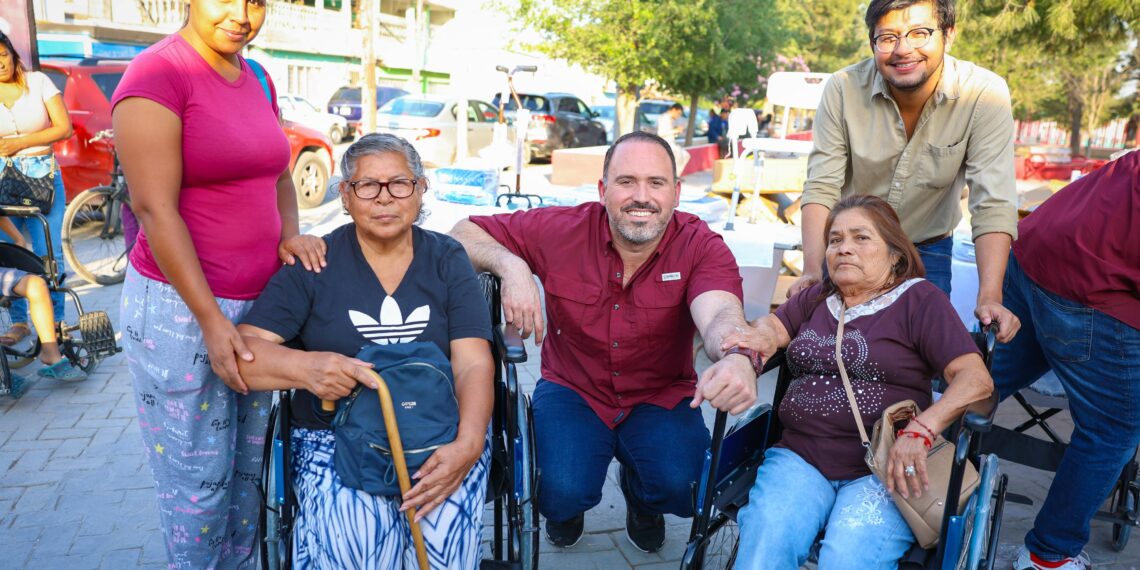 Mario Soto entrega apoyos a familias de García