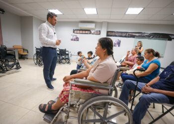 Tomás Montoya apoya con sillas de ruedas a niños con discapacidad y adultos mayores en Guadalupe