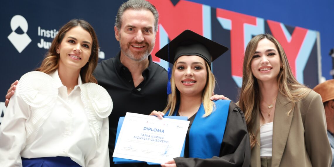 Se gradúan 75 jóvenes en la Primera Generación de Preparatoria Regia