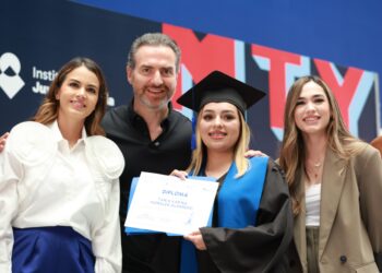 Se gradúan 75 jóvenes en la Primera Generación de Preparatoria Regia