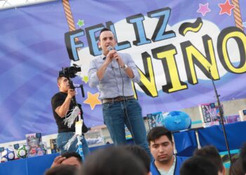 Carlos de la Fuente ofrece festejo heroico a niños nicolaítas