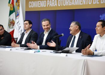 Monterrey y UANL acuerdan becas para estudiantes en situación vulnerable