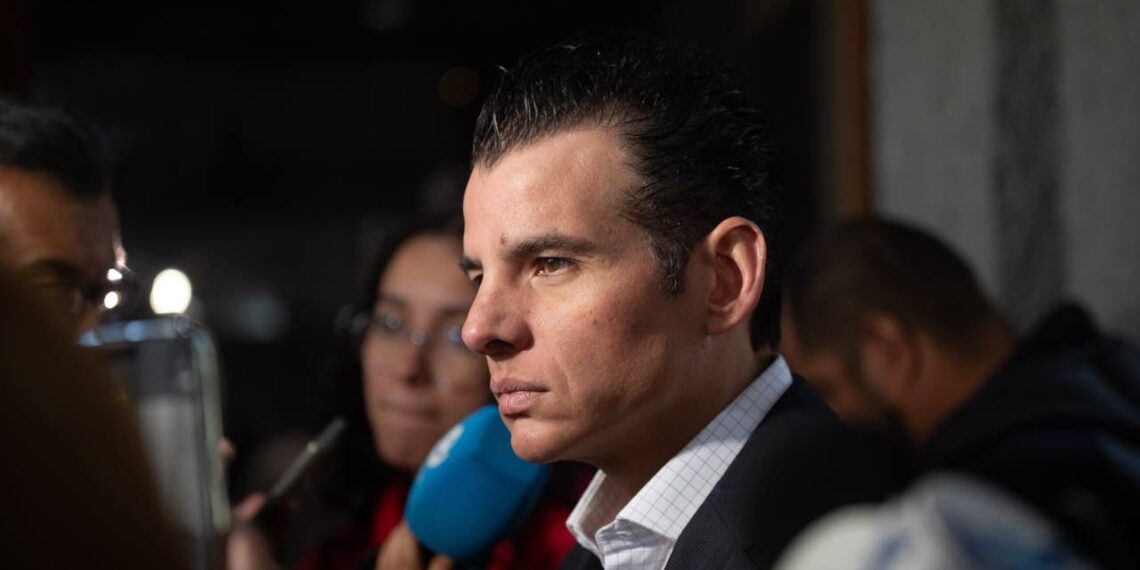 Mike Flores propone cárcel por explotación financiera en adultos