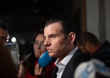 Mike Flores propone cárcel por explotación financiera en adultos