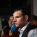 Mike Flores propone cárcel por explotación financiera en adultos