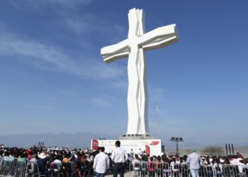 Gobernador de Tamaulipas entrega a Tula la cruz más grande de México