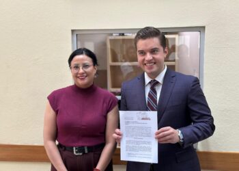 Jesús Elizondo y Grecia Benavides proponen paneles solares obligatorios en estacionamientos grandes