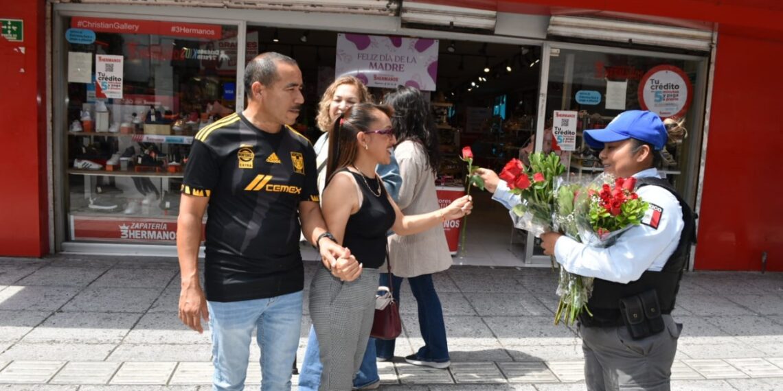 Reconocen a madres de familia en Monterrey con flores y actos conmemorativos