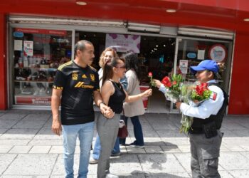 Reconocen a madres de familia en Monterrey con flores y actos conmemorativos