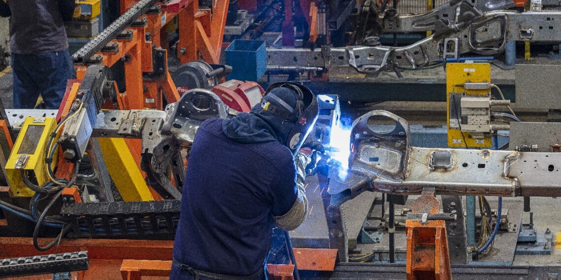 Industriales de Nuevo León prevén crecimiento económico moderado en 2025