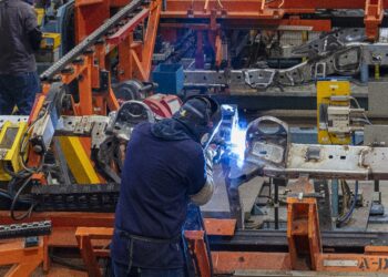 Industriales de Nuevo León prevén crecimiento económico moderado en 2025