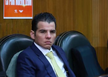 Miguel Flores impulsa reformas para proteger a docentes en Nuevo León