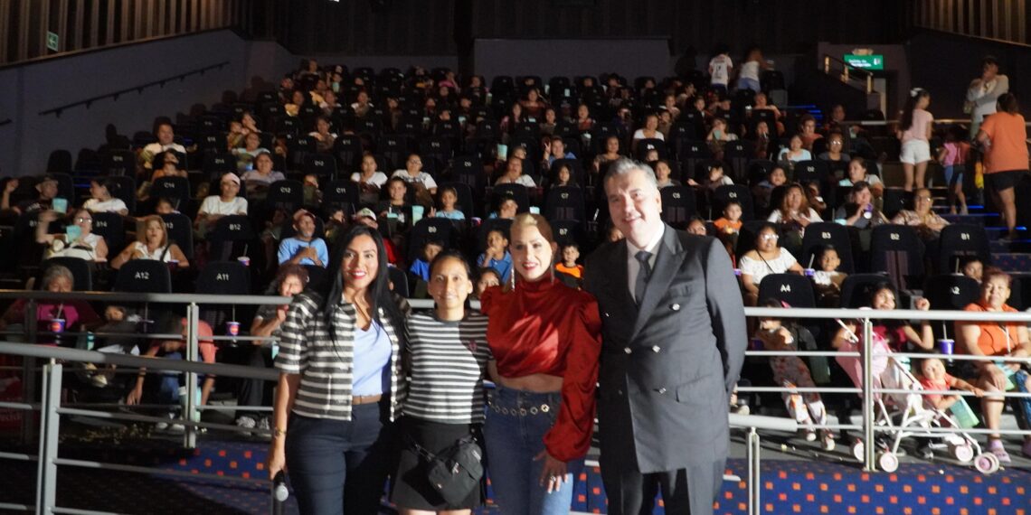 Waldo Fernández acompaña a familias nuevoleonesas en función de cine infantil