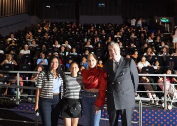 Waldo Fernández acompaña a familias nuevoleonesas en función de cine infantil