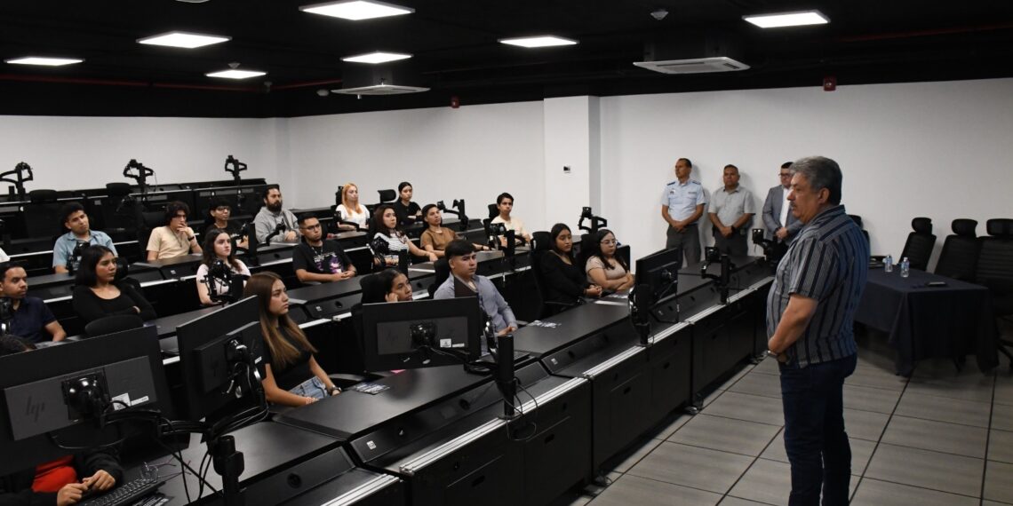 Invitan a universitarios a integrarse a la Policía de Monterrey