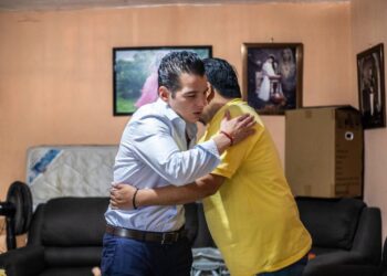 Mike Flores dona su sueldo a joven regio para trasplante de córnea