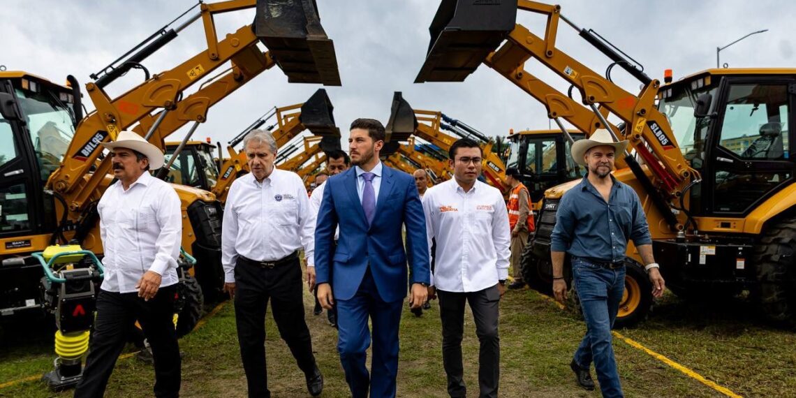 Gobernador entrega 165 unidades para operatividad de Agua y Drenaje