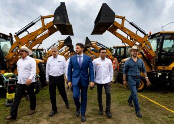 Gobernador entrega 165 unidades para operatividad de Agua y Drenaje