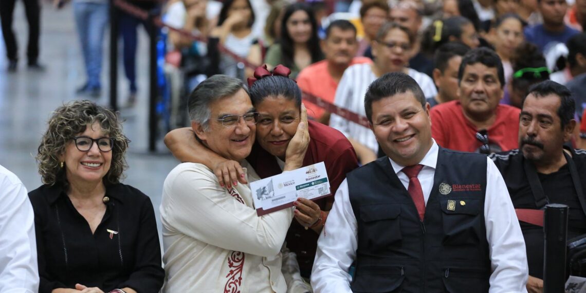 Américo entrega tarjetas de Bienestar a personas con discapacidad