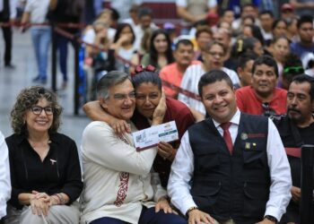 Américo entrega tarjetas de Bienestar a personas con discapacidad