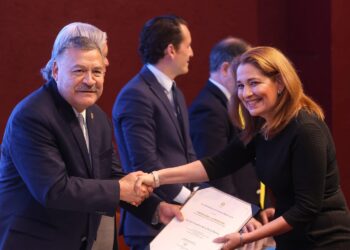 Dra. Myriam de la Garza recibe Premio UANL a la Invención por irrigador dental